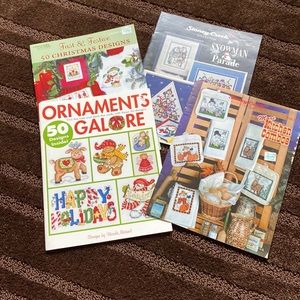 SET OF 4 HOLIDAY CROS STITCH BOOKLETS